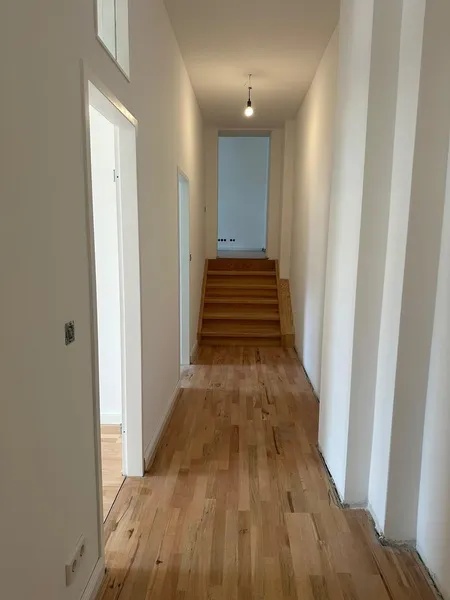 Neu sanierte 4-Zimmer-Wohnung mit zwei Balkonen und großem offenen Wohnbereich — photo 1